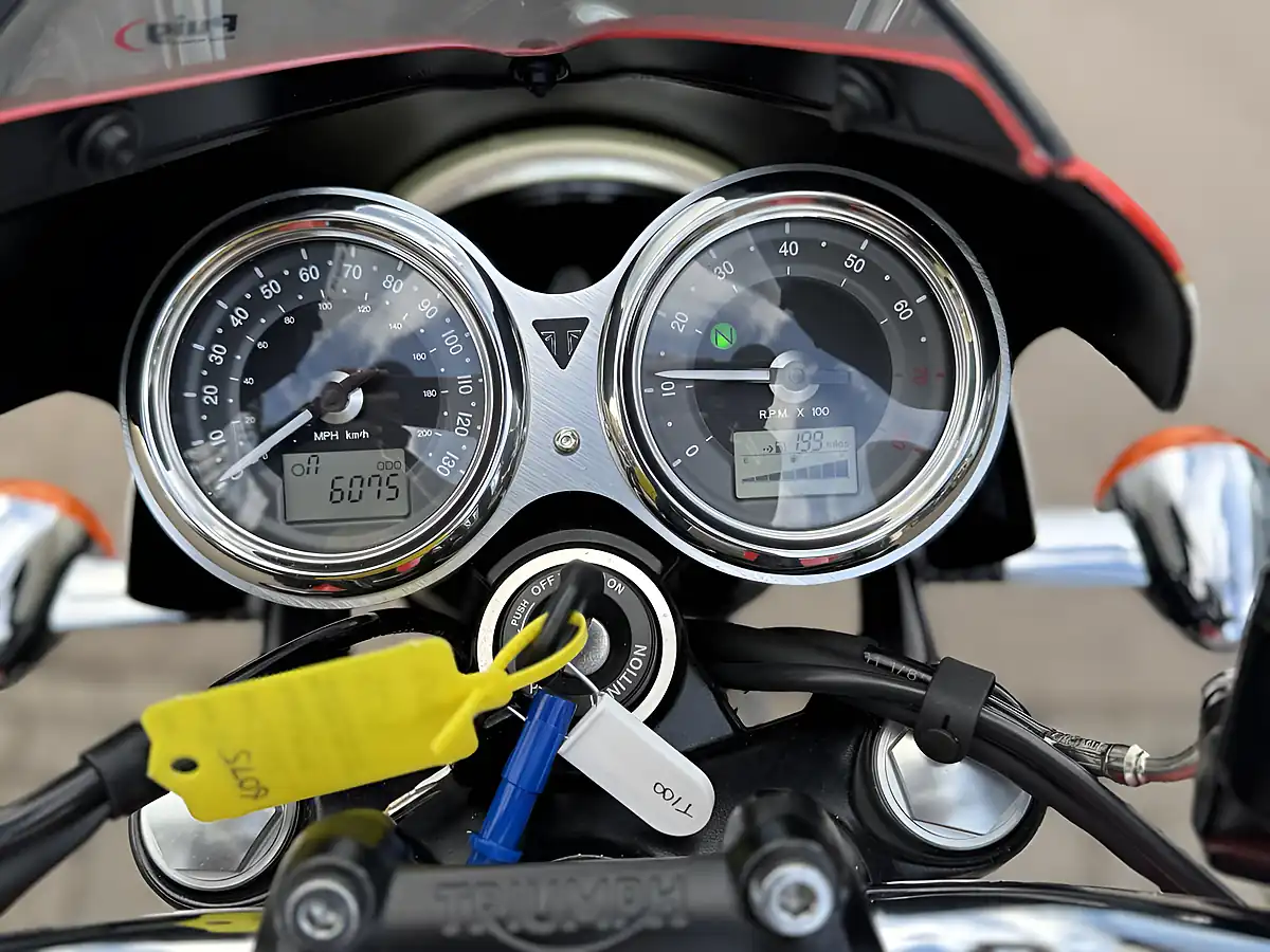 Used 2019 Triumph Bonneville T100 White - Interior and Exterior details 11
