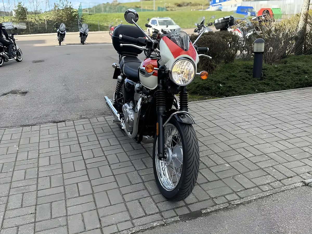 Used 2019 Triumph Bonneville T100 White - Interior and Exterior details 4