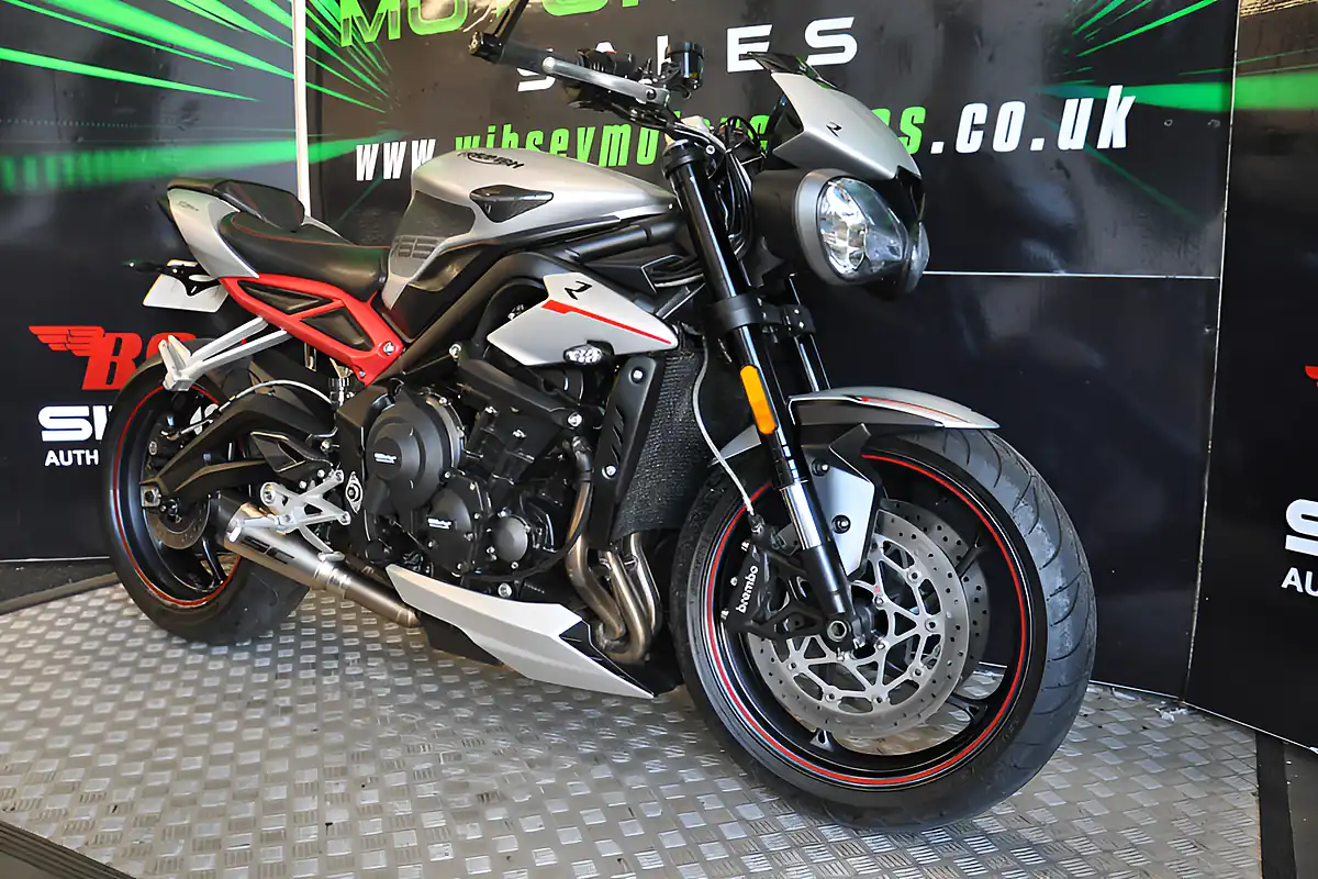 Used 2019 Triumph Street Triple R Low Silver - Interior and Exterior details 16