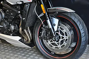 Used 2019 Triumph Street Triple R Low Silver - Interior and Exterior details 17