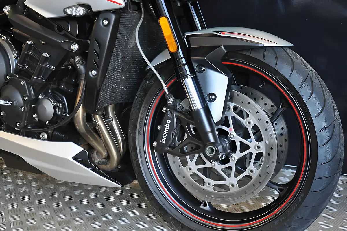 Used 2019 Triumph Street Triple R Low Silver - Interior and Exterior details 17