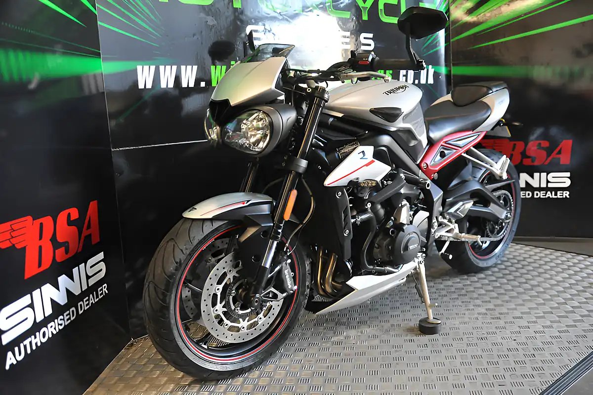 Used 2019 Triumph Street Triple R Low Silver - Interior and Exterior details 3