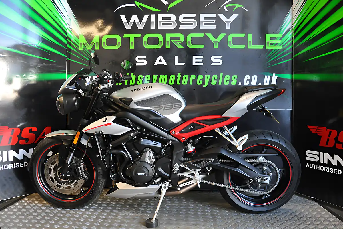 Used 2019 Triumph Street Triple R Low Silver - Interior and Exterior details 4