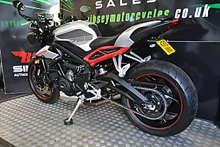 Used 2019 Triumph Street Triple R Low Silver - Interior and Exterior details 6