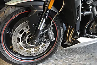 Used 2019 Triumph Street Triple R Low Silver - Interior and Exterior details 9