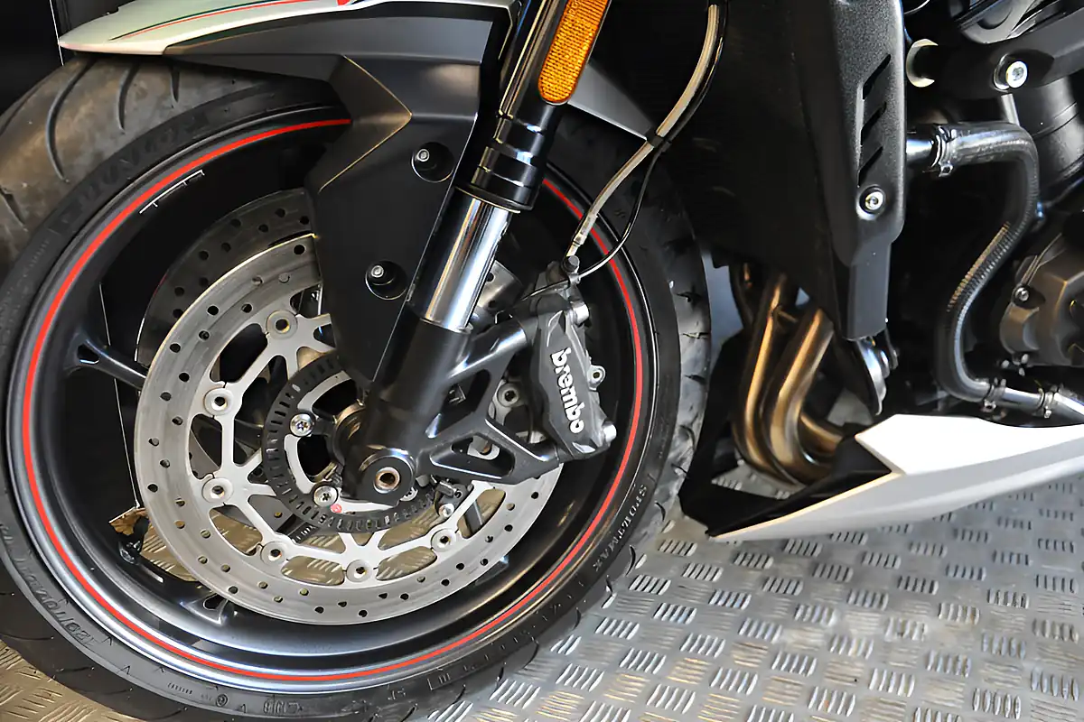 Used 2019 Triumph Street Triple R Low Silver - Interior and Exterior details 9