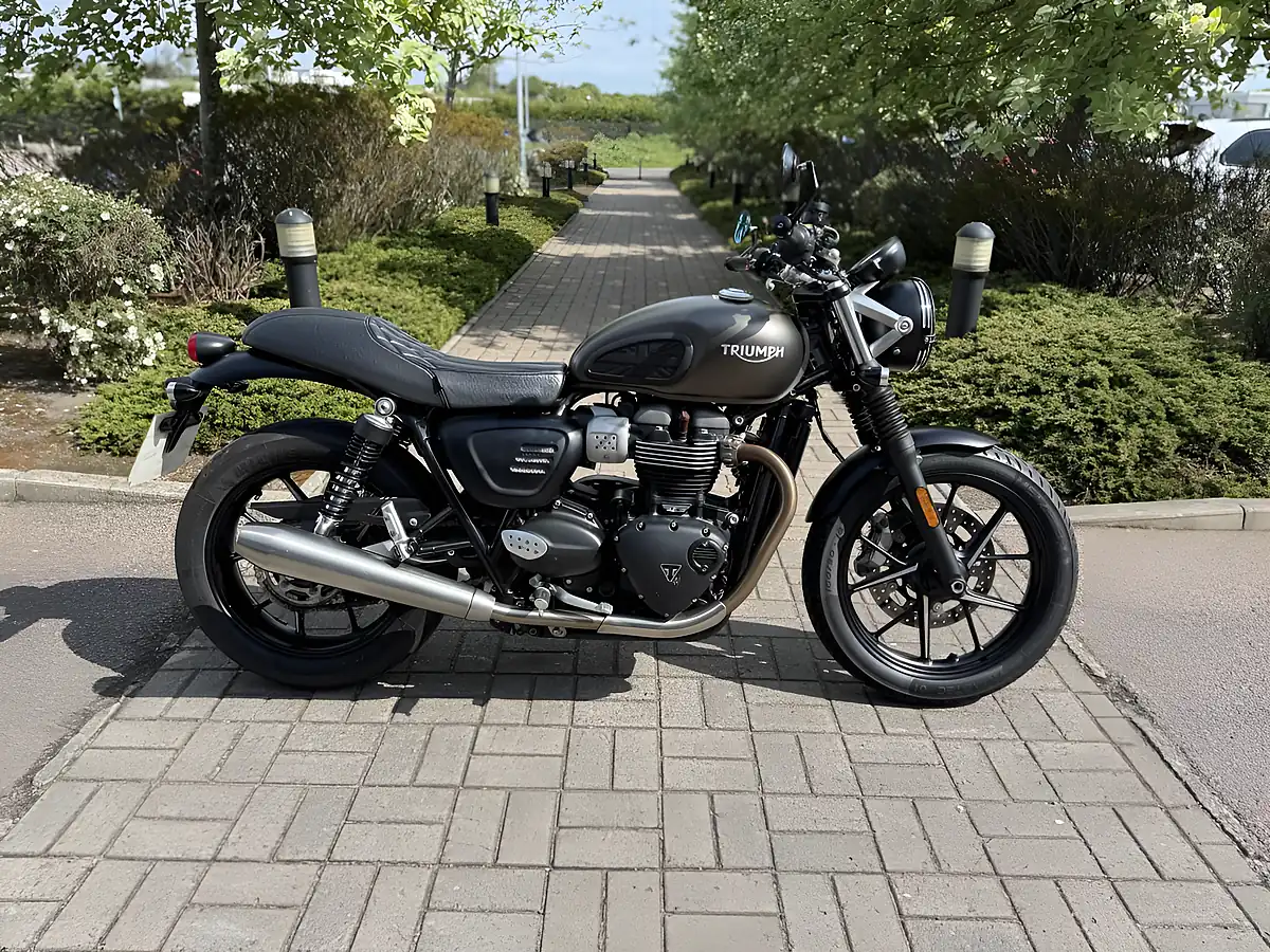 Used 2019 Triumph Street Twin Gold - Front View
