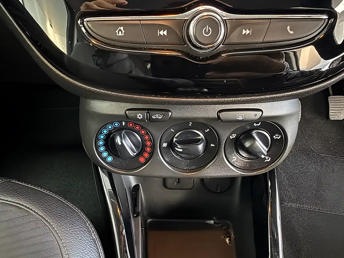 Used 2019 Vauxhall Adam Energised White - Interior and Exterior details 19