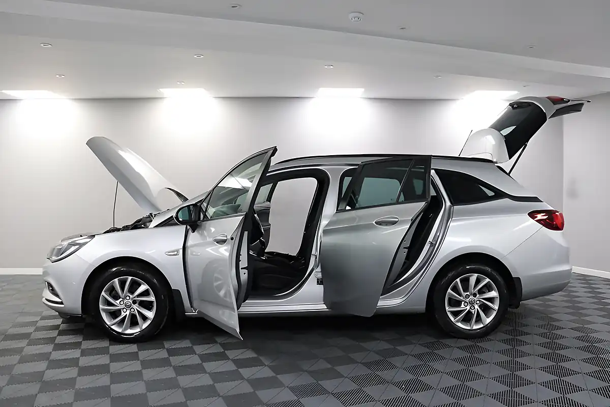 Used 2019 Vauxhall Astra Design Silver - Interior and Exterior details 5