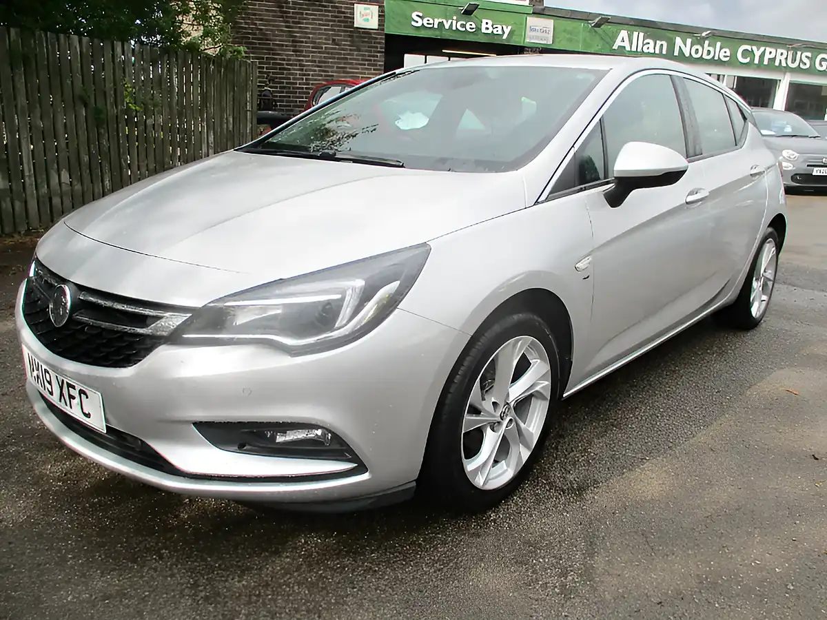 Used 2019 Vauxhall Astra Sri Silver - Front View
