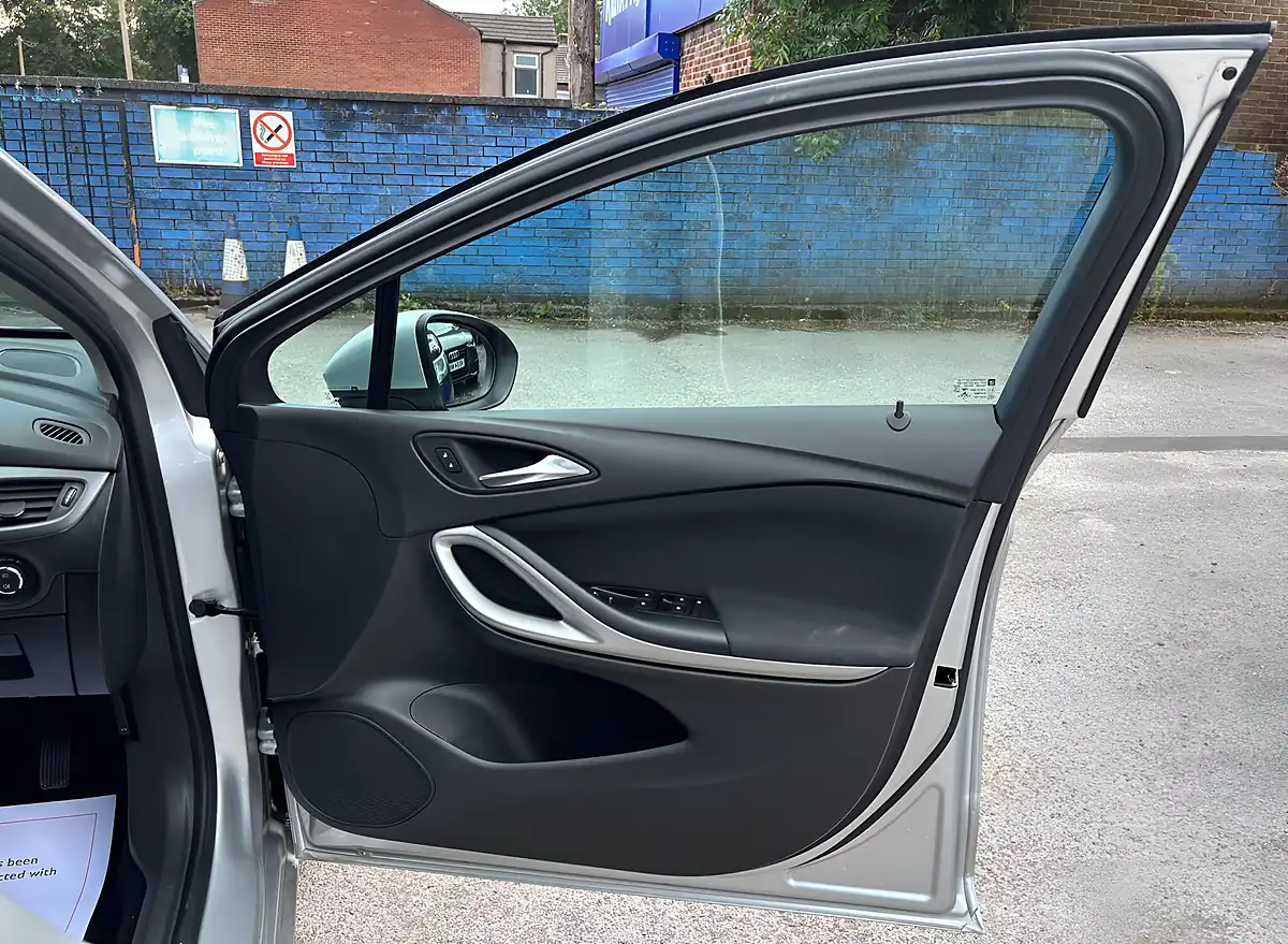 Used 2019 Vauxhall Astra Tech Line Nav Silver - Interior and Exterior details 10