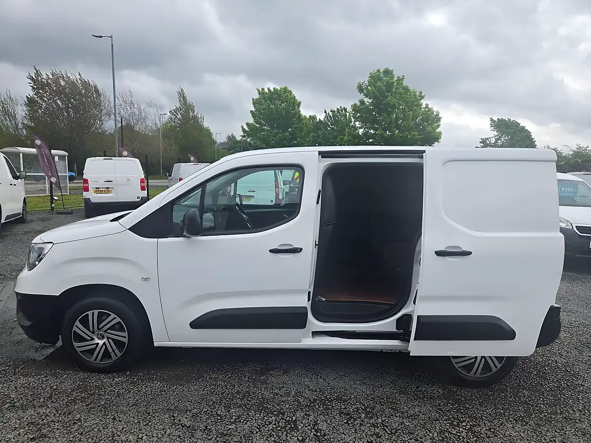 Used 2019 Vauxhall Combo 2000 Edition L1 H1 White - Interior and Exterior details 9