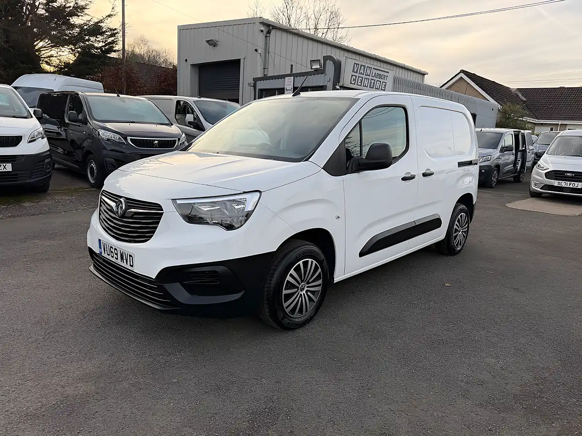 Used 2019 Vauxhall Combo 2000 Edition White - Front View