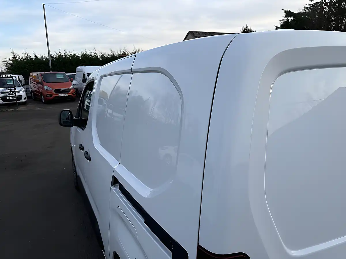 Used 2019 Vauxhall Combo 2000 Edition White - Interior and Exterior details 16