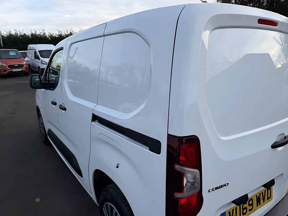 Used 2019 Vauxhall Combo 2000 Edition White - Interior and Exterior details 17