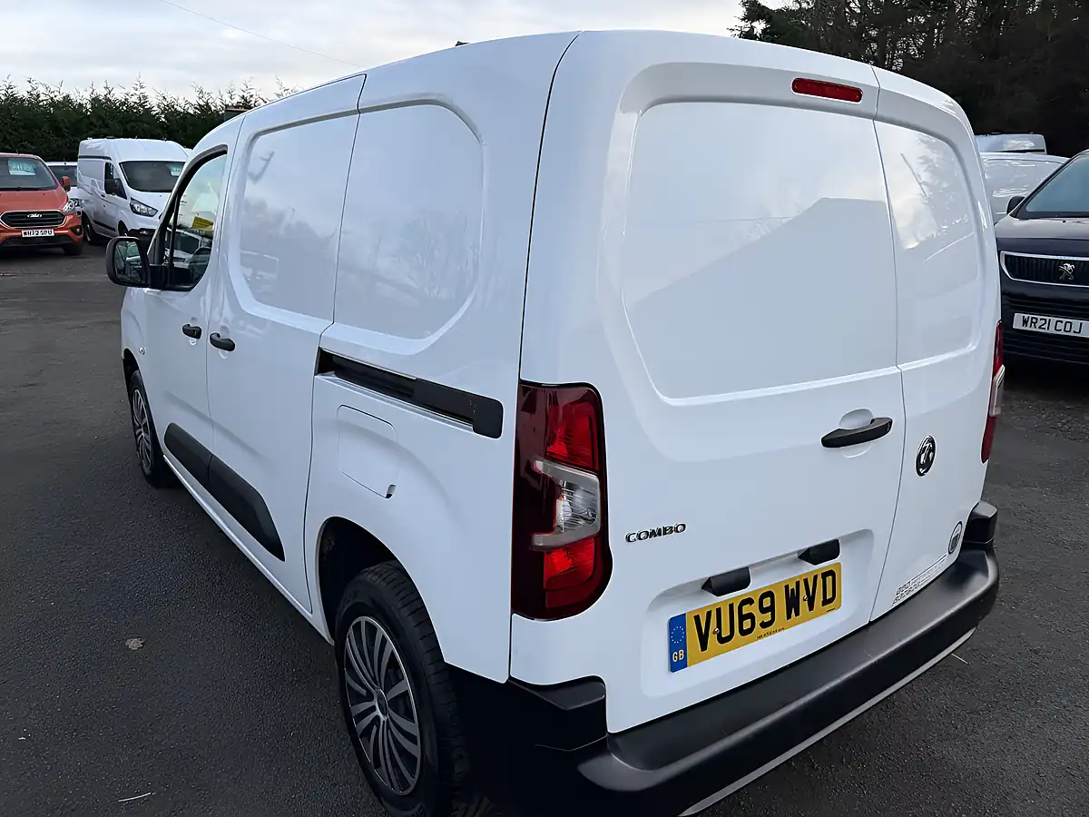 Used 2019 Vauxhall Combo 2000 Edition White - Interior and Exterior details 18