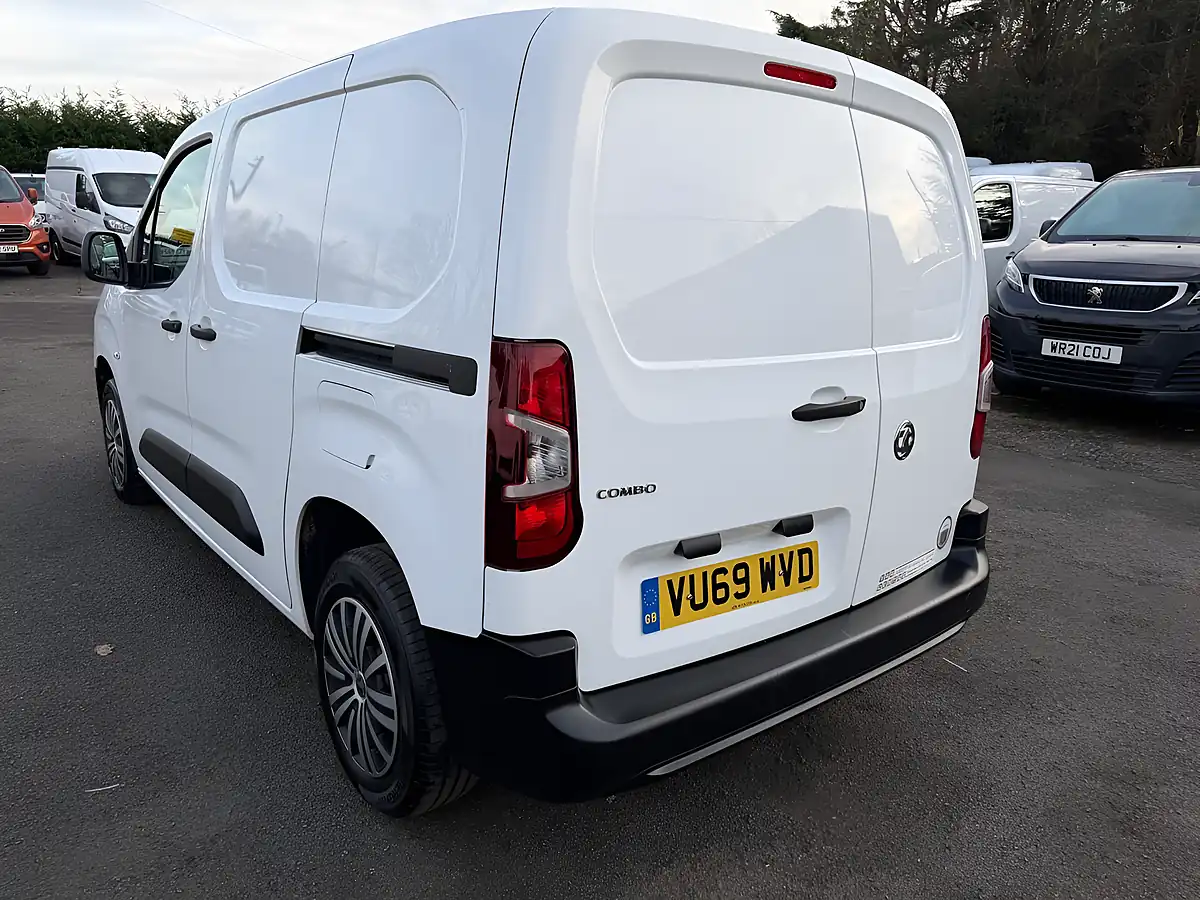 Used 2019 Vauxhall Combo 2000 Edition White - Interior and Exterior details 19