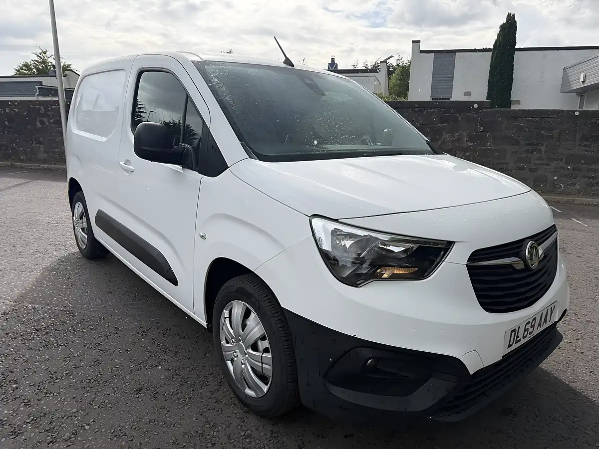 Used 2019 Vauxhall Combo 2000 Edition White - Front View