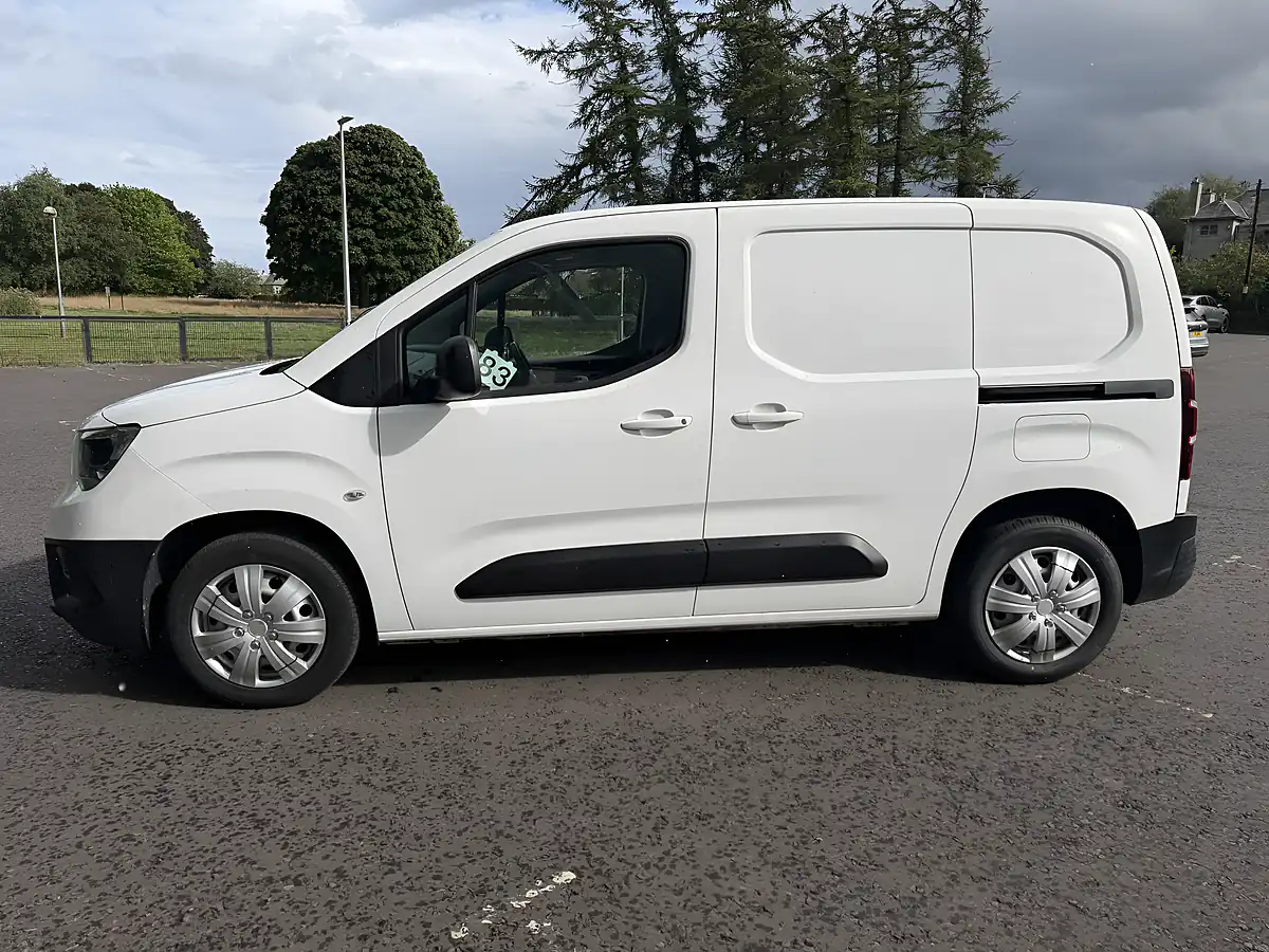 Used 2019 Vauxhall Combo 2000 Edition White - Interior and Exterior details 4