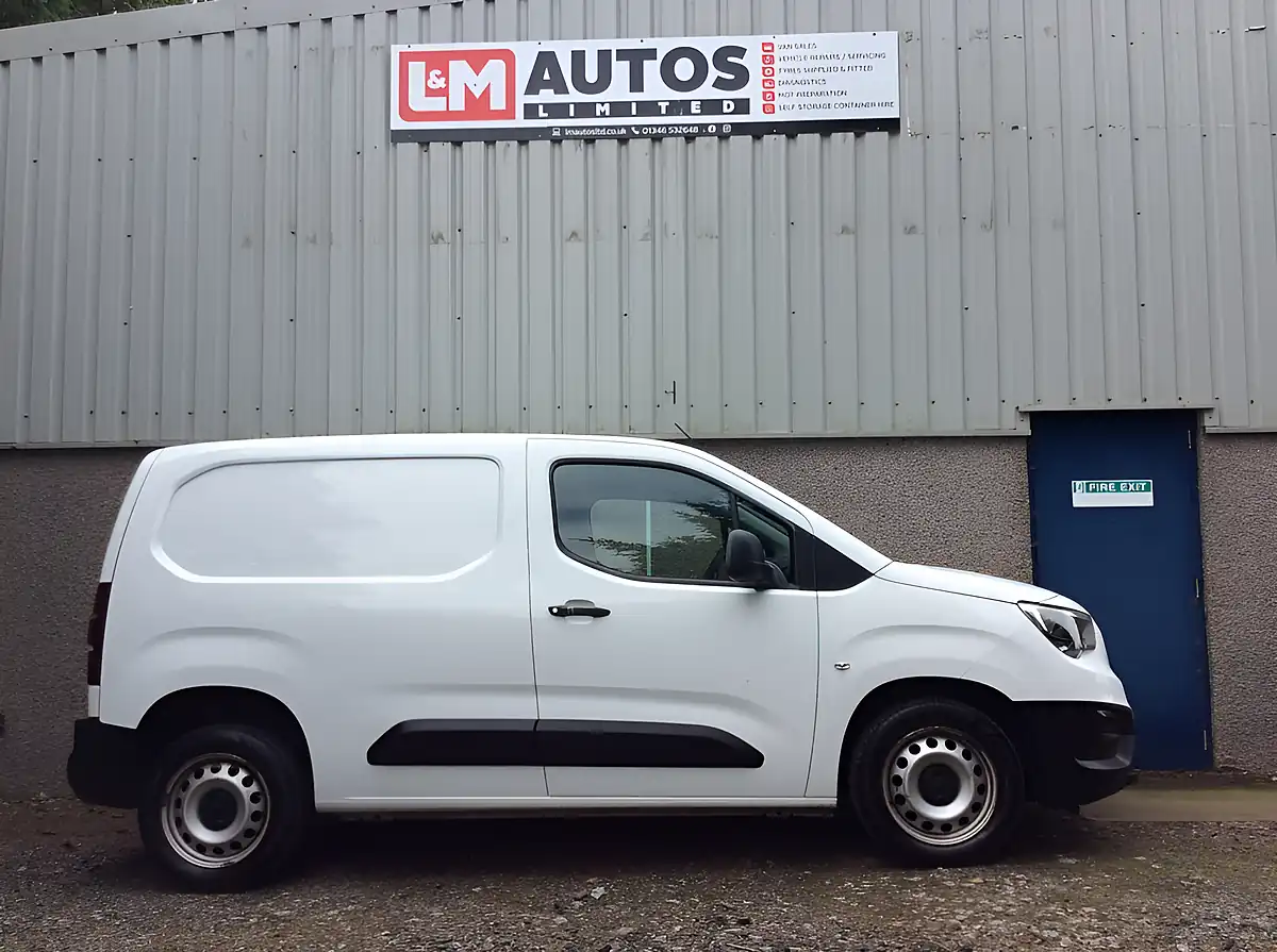 Used 2019 Vauxhall Combo 2300 Edition White - Front View
