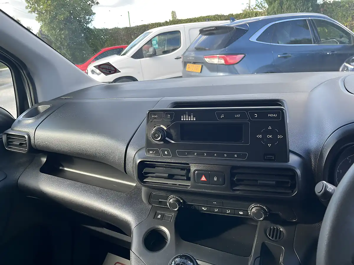 Used 2019 Vauxhall Combo 2300 Edition White - Interior and Exterior details 13