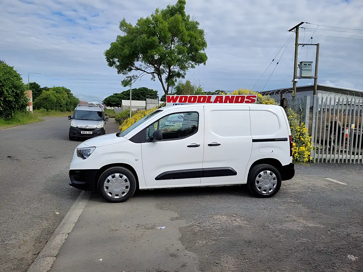 Used 2019 Vauxhall Combo Edition White - Interior and Exterior details 5