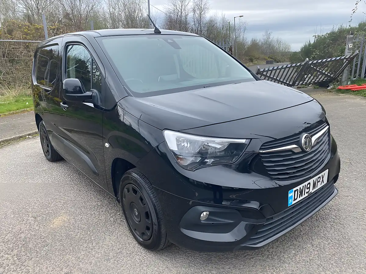 Used 2019 Vauxhall Combo Sportive Black - Front View