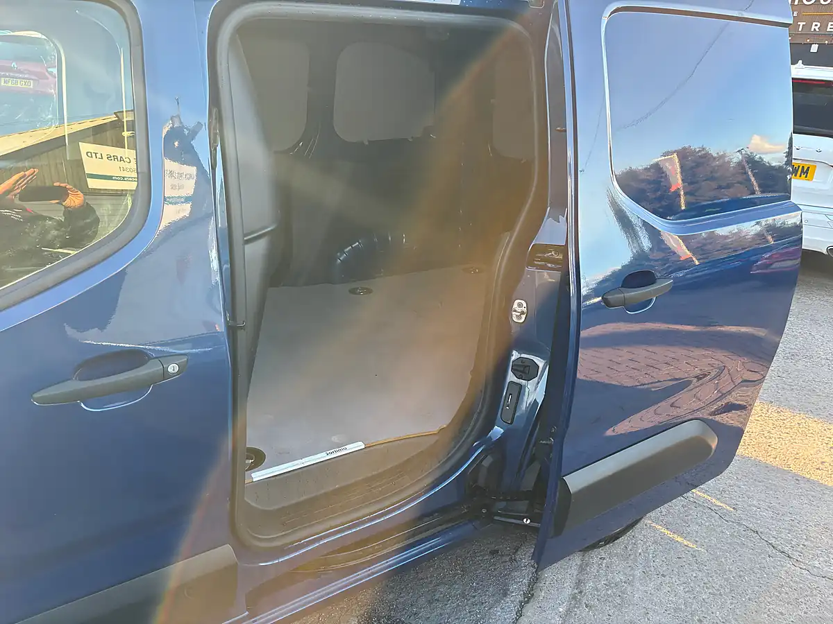 Used 2019 Vauxhall Combo Sportive Blue - Interior and Exterior details 14