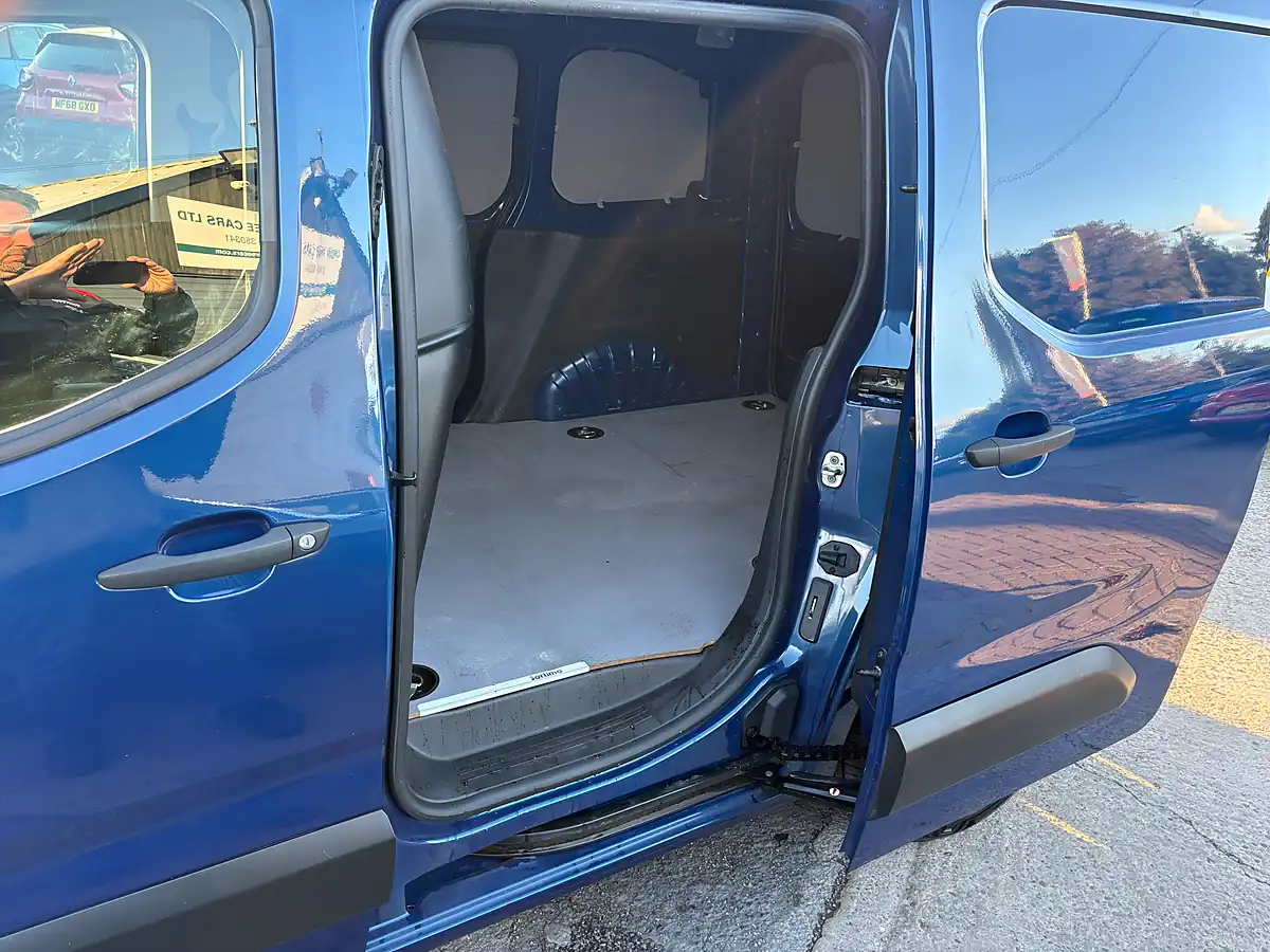 Used 2019 Vauxhall Combo Sportive Blue - Interior and Exterior details 15