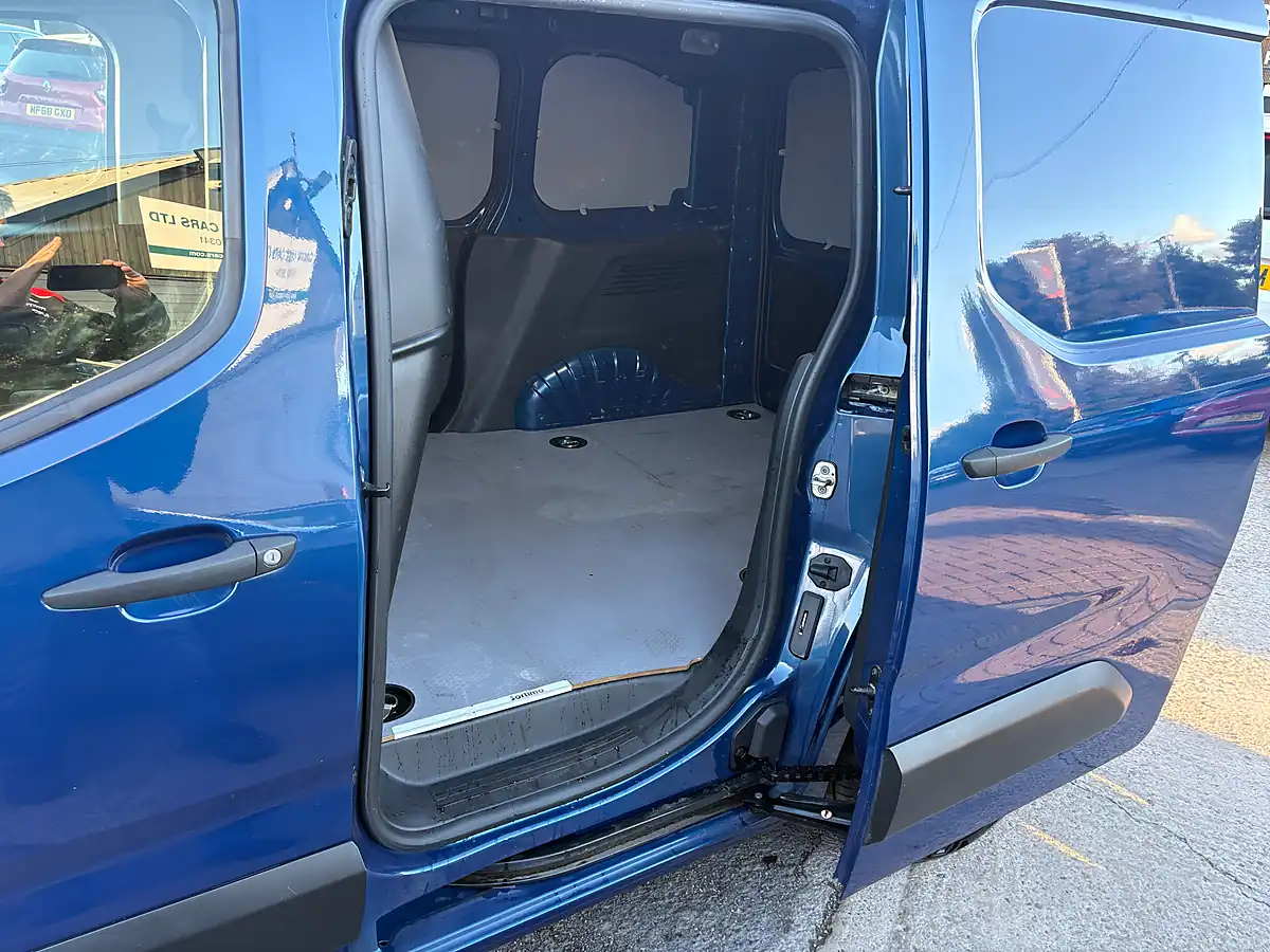 Used 2019 Vauxhall Combo Sportive Blue - Interior and Exterior details 16