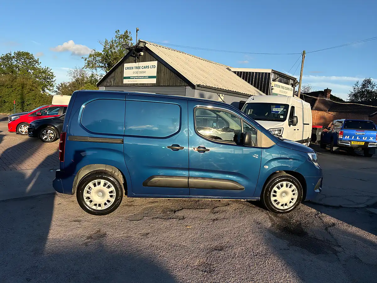 Used 2019 Vauxhall Combo Sportive Blue - Interior and Exterior details 5
