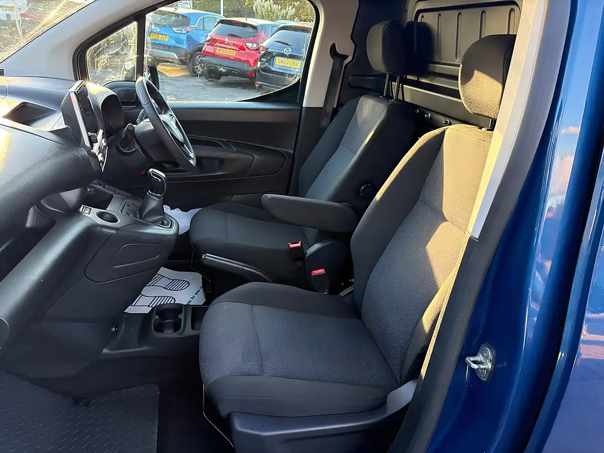 Used 2019 Vauxhall Combo Sportive Blue - Interior and Exterior details 8