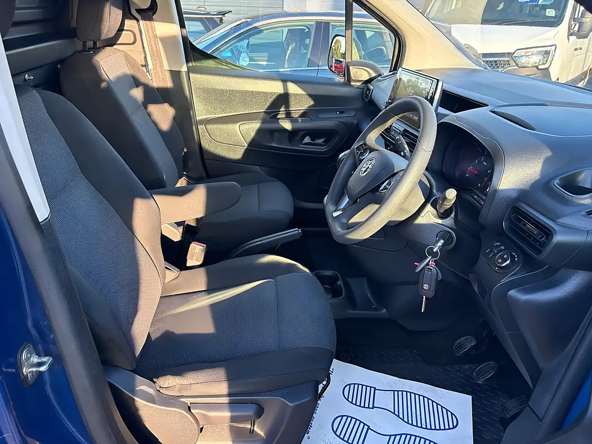 Used 2019 Vauxhall Combo Sportive Blue - Interior and Exterior details 9