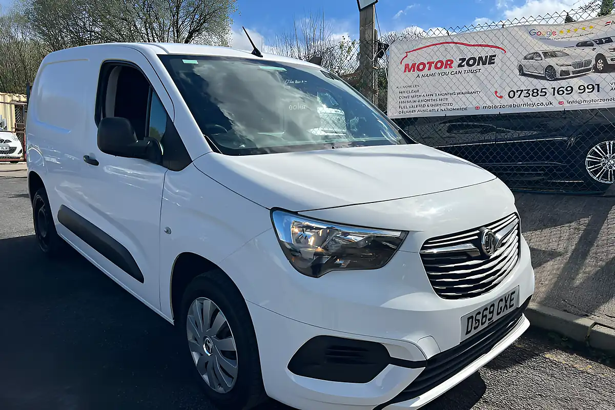 Used 2019 Vauxhall Combo Sportive L1 H1 White - Front View