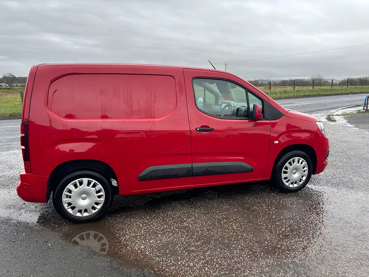 Used 2019 Vauxhall Combo Sportive Red - Interior and Exterior details 3