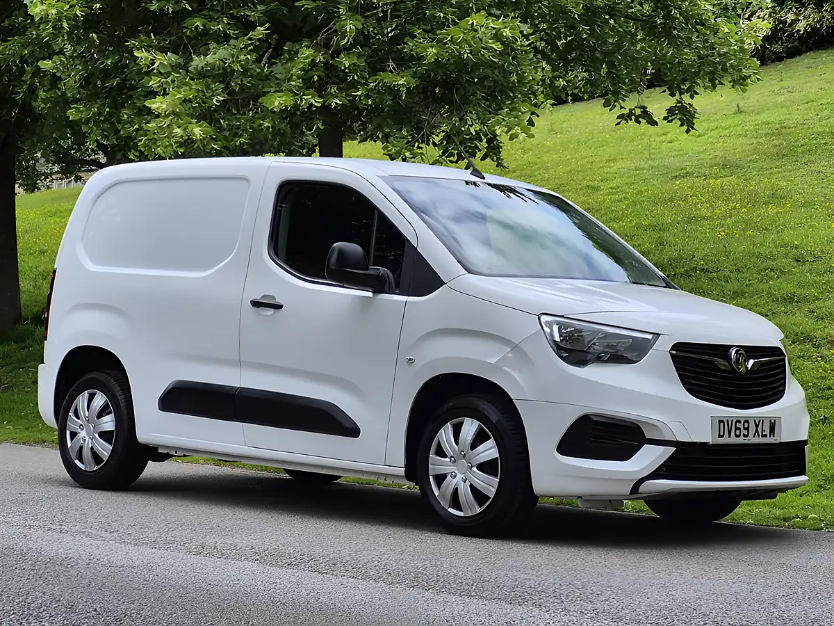Used 2019 Vauxhall Combo Sportive White - Front View