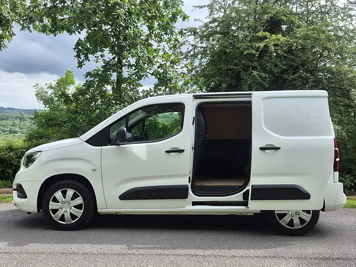 Used 2019 Vauxhall Combo Sportive White - Interior and Exterior details 14