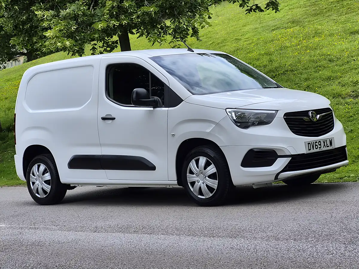 Used 2019 Vauxhall Combo Sportive White - Interior and Exterior details 4