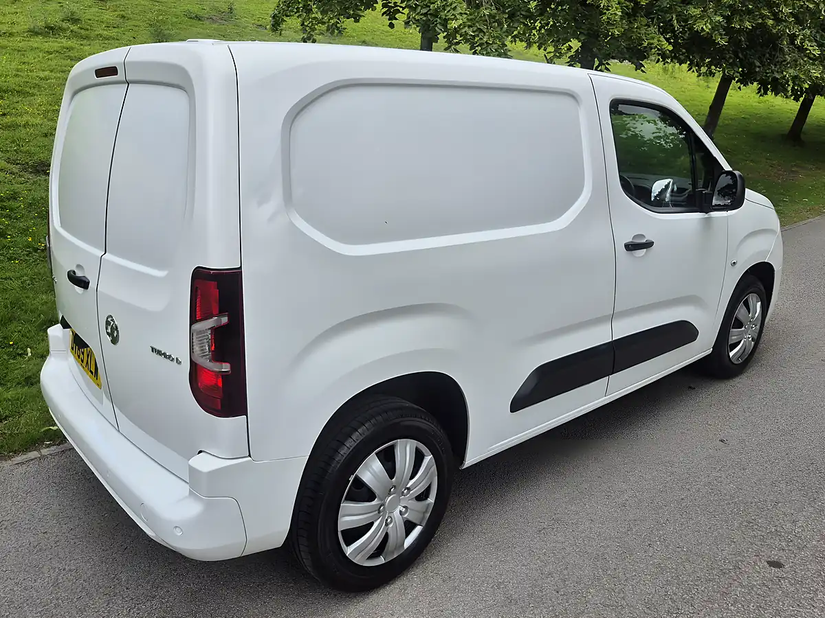 Used 2019 Vauxhall Combo Sportive White - Interior and Exterior details 7