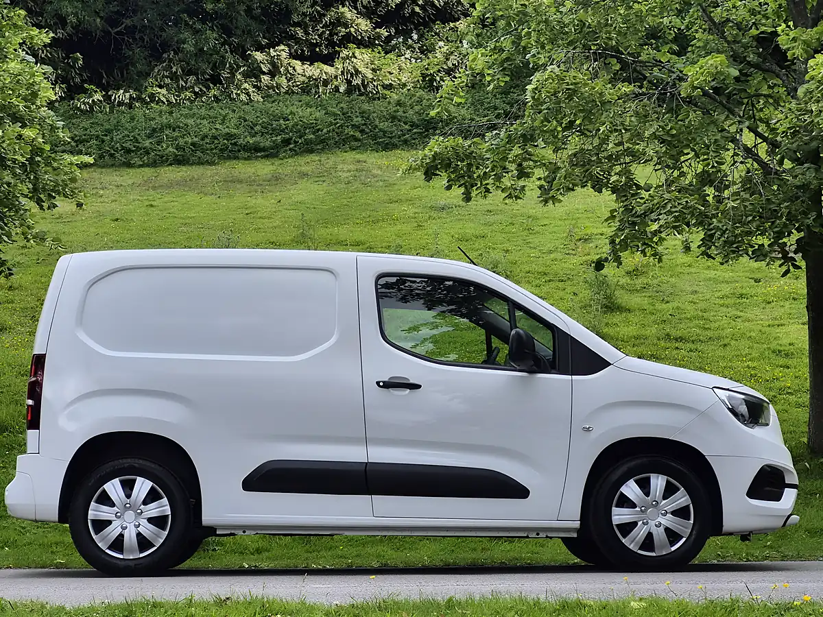 Used 2019 Vauxhall Combo Sportive White - Interior and Exterior details 8