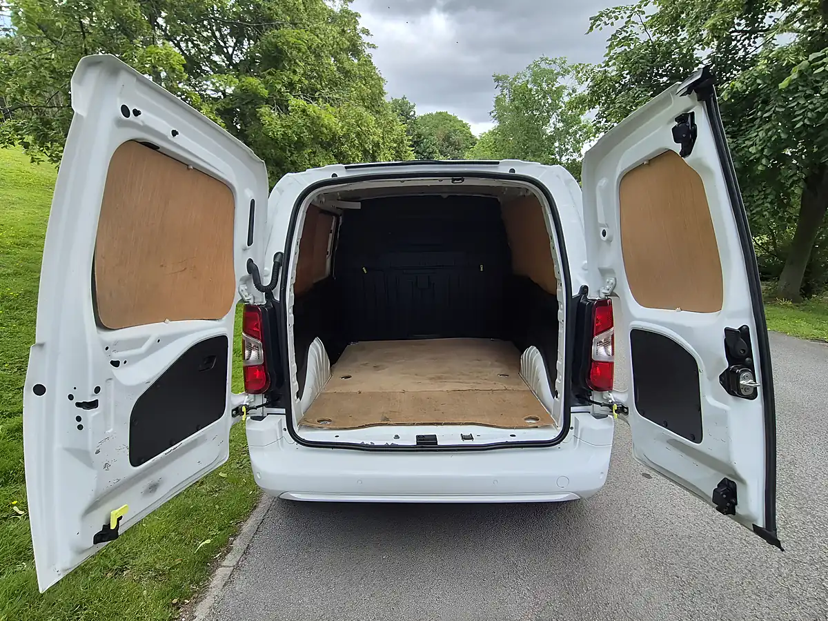 Used 2019 Vauxhall Combo Sportive White - Interior and Exterior details 9