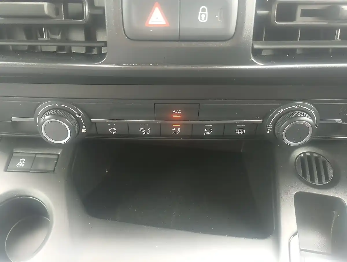 Used 2019 Vauxhall Combo Sportive White - Interior and Exterior details 12