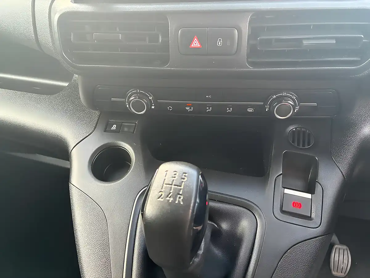 Used 2019 Vauxhall Combo Sportive White - Interior and Exterior details 17