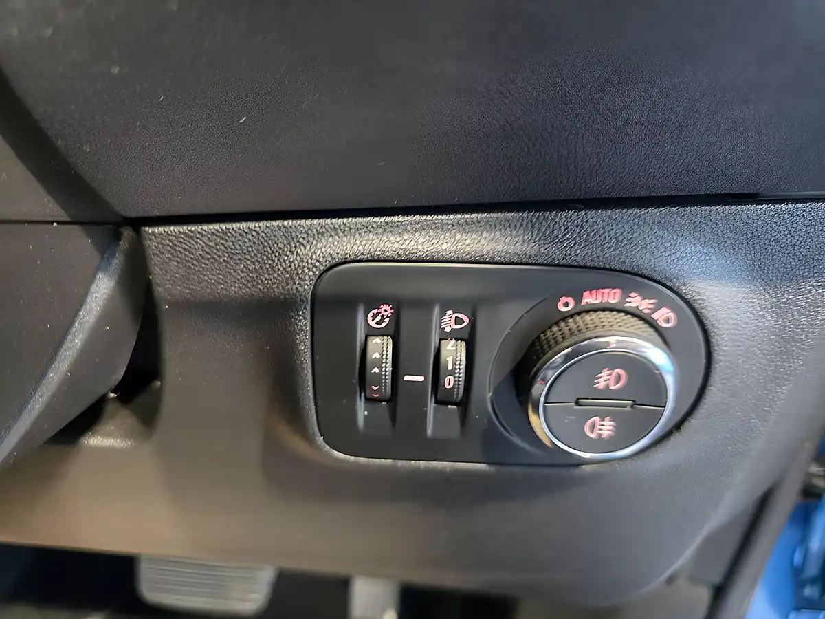 Used 2019 Vauxhall Corsa Se Nav Blue - Interior and Exterior details 19