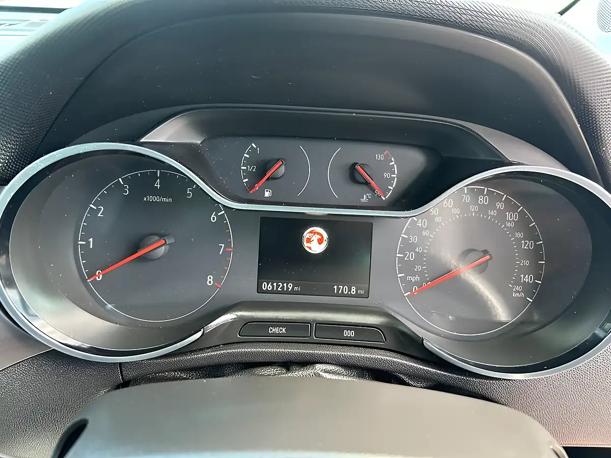 Used 2019 Vauxhall Crossland X Elite Red - Interior and Exterior details 9