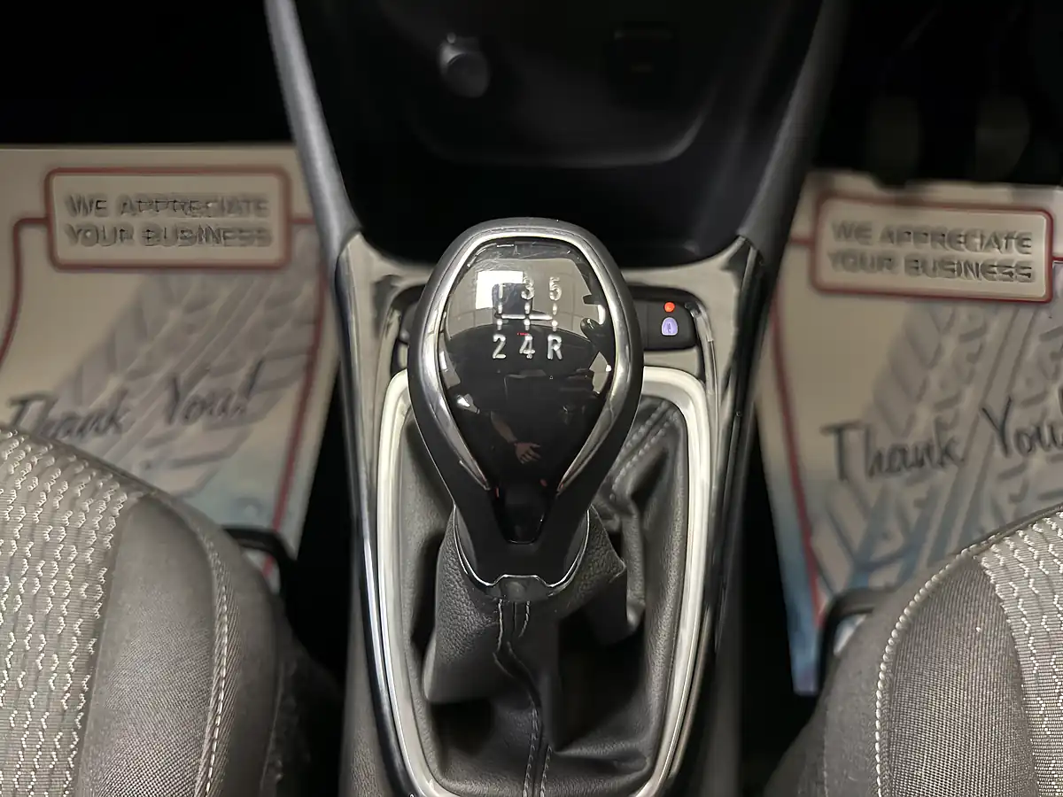 Used 2019 Vauxhall Crossland X Se Silver - Interior and Exterior details 14