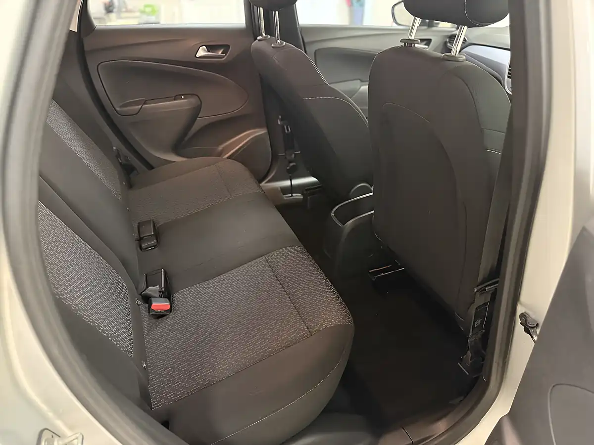 Used 2019 Vauxhall Crossland X Se Silver - Interior and Exterior details 6