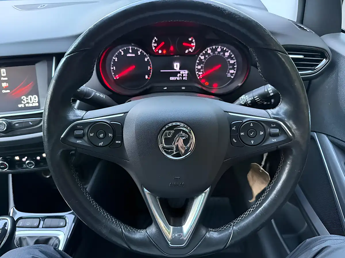 Used 2019 Vauxhall Crossland X Se White - Interior and Exterior details 11