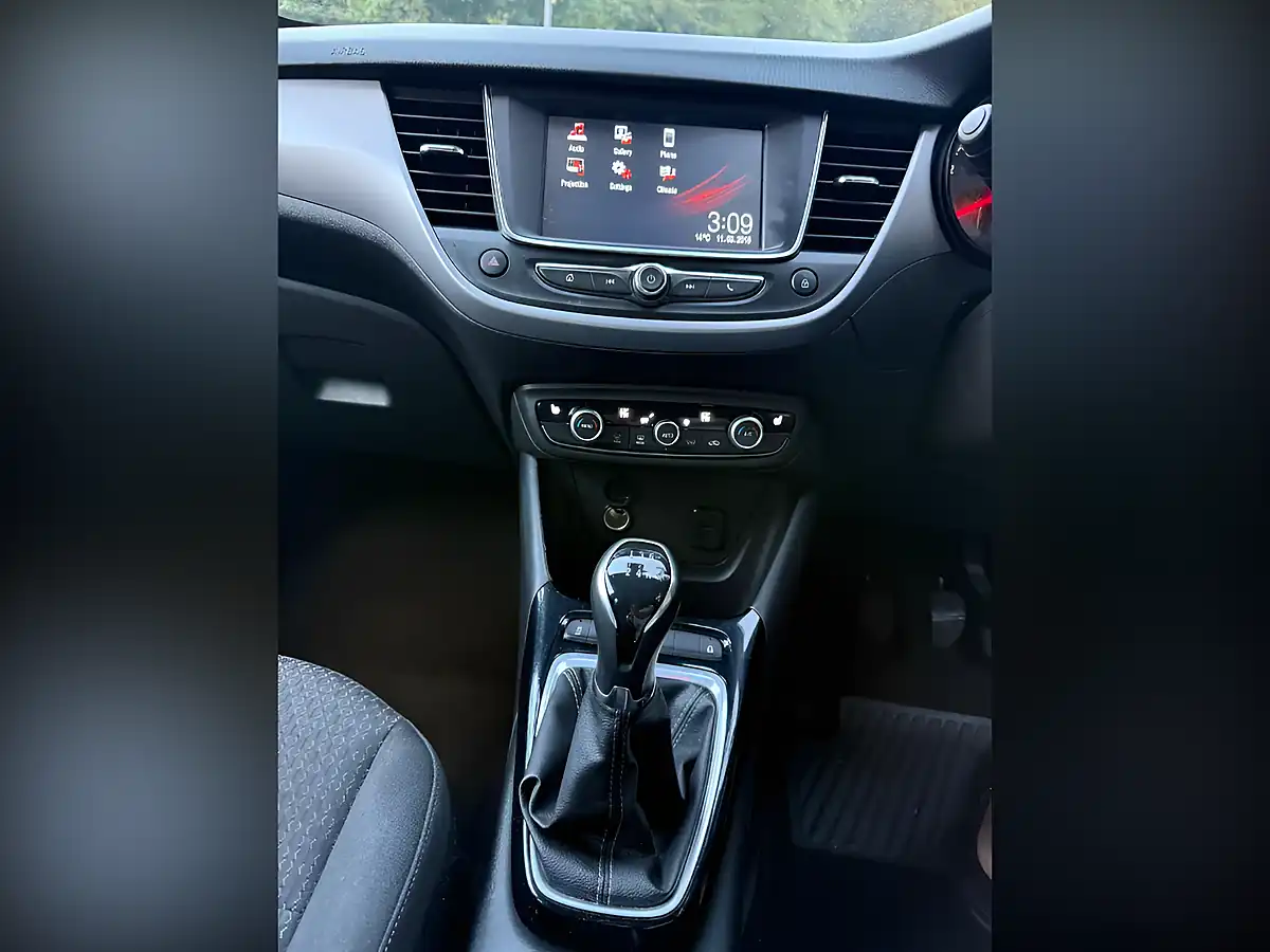 Used 2019 Vauxhall Crossland X Se White - Interior and Exterior details 12