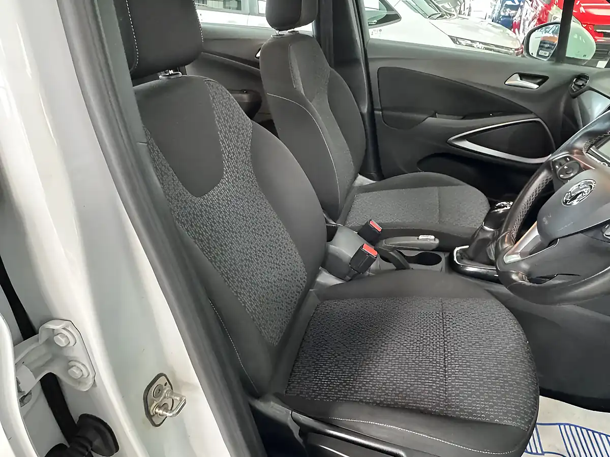 Used 2019 Vauxhall Crossland X Se White - Interior and Exterior details 10